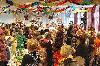 Volle Fahrt bei der Weiberfastnacht in Mariä Heimsuchung