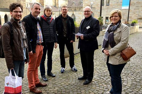 Propst Andreas Coersmeier (2.v.r) erteilte den Reisesegen für eine Gruppe von Seelsorgerinnen und Seelsorgern, die beim Dekanatspastoraltag den Nordmarkt aufsuchte (v.l.): Bastian Lauf, Markus Kohlenberg, Ulrike Rövekamp, Sven Laube und Eva-Maria Blaschke. Foto: pdp