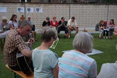 Pfingstfeuer lockte zu gemütlichem Gottesdienst im Pfarrgarten