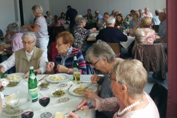 Putengulasch mit Klößen lockte zum Gemeindeessen