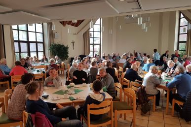 Volles Haus im Remigius-Café