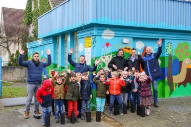 Ideen von Kindergartenkindern werten Pumpwerkfassade auf