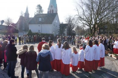 Einzug Jesu bei strahlendem Sonnenschein nachvollzogen