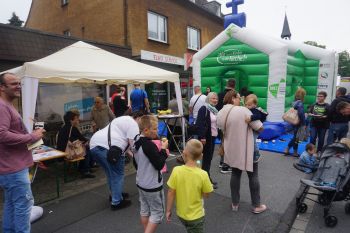 Mit Hüpfkirche und Infostand beim Stadtteilfest