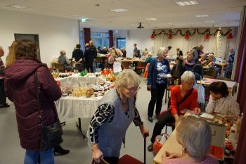 Adventliches Kaffeetrinken lockte mit kleinem Basar