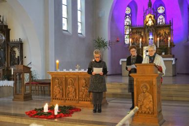 Frauen starten besinnlich in den Advent