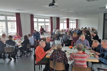 Krustenbraten mundete beim Gemeindeessen