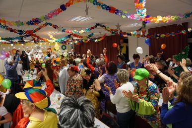 „Völlig losgelöst“ bei der Weiberfastnacht in Mariä Heimsuchung