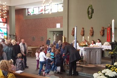 Gottesdienst und Flohmarkt lockten Kinder und Eltern