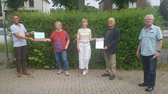 Pfarrer Hubert Werning (l.), Pfarrer Leon Watzek (2.v.r.) und Pastor Karl Kudla (r.) überreichten der Kindergartenleiterin Karin Bremer (2.v.l.) und ihrer Stellvertreterin Kerstin Dominik (Mitte) das Zertifikat, sowie ein Hinweisschild .