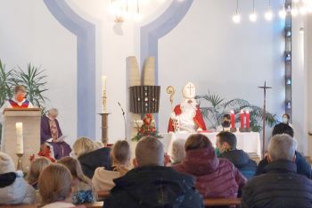 Nikolaus besuchte Familiengottesdienste