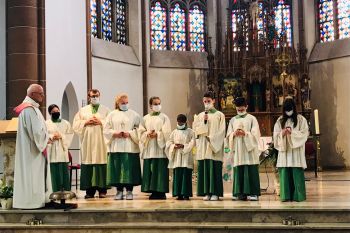 Messdiener im Gottesdienst aufgenommen