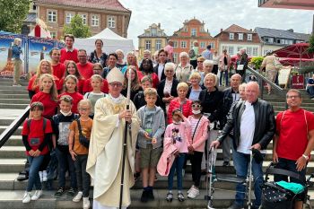 Messdiener und Gemeindemitglieder auf Liboribesuch