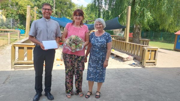 Pfarrer Hubert Werning (l.) und Kindergartenleiterin Marita Grunert (r.) dankten Halina Skrobek für über 30 Jahre in der KiTa Mariä Heimsuchung. - Foto: Kohlenberg