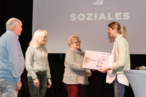 Foto (Mareen Meyer/DSW21): Scheckübergabe beim DSW21 Spendenprojekt #dortMUT