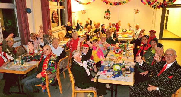 Foto (Meinolf Wiegand): Der KAB Karneval sorgte für frohe Stunden im Gemeindezentrum.