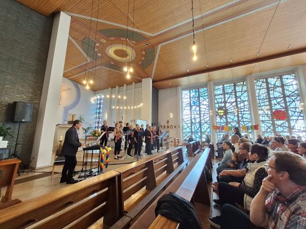 Der Regenbogenchor beim Konzert in St. Antonius.