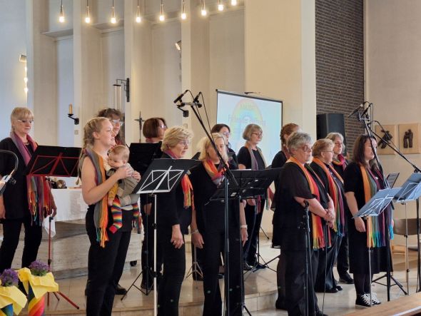 Der Regenbogenchor beim Konzert in St. Antonius.