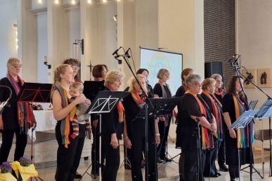 Konzert des Regenbogenchores in Brechten begeistert