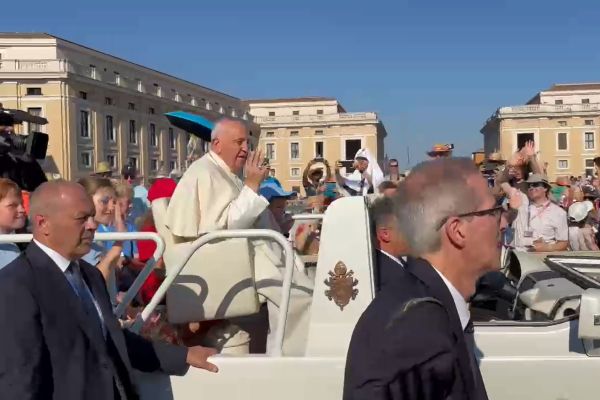 Mengeder Messdiener bei der Papstaudienz