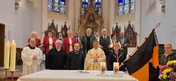 Foto (Petermann) vorne von links: Geistlicher Leiter Michael Göbel, Kolping-Bezirksvorsitzender Hans-Peter Rehbein, Alt-Bürgermeister Adolf Miksch, Kolping-Bezirkspräses Hubert Werning, Christine Potthoff und Gisela Bitterschulte.