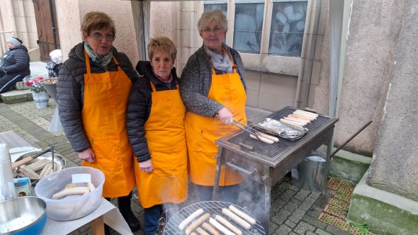 Die Frauengemeinschaften feuerten für die Tafel-Kunden den Grill an.