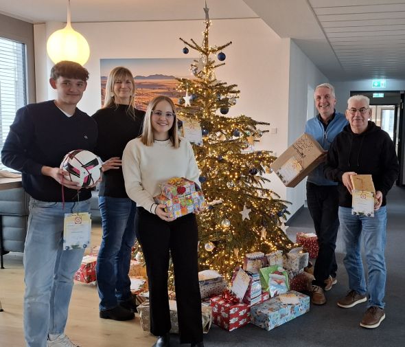 Valentin De Groot, Eva-Maria Krieger und Katharina Kublik von EY Dortmund überreichten die erfüllten Wünsche an Gemeindereferent Markus Kohlenberg und Hugo Walgenbach von der Tafel in St. Josef Nette.