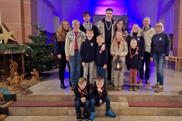 Die Mengeder Pfadfinder trugen das Friedenslicht in die Kirche.