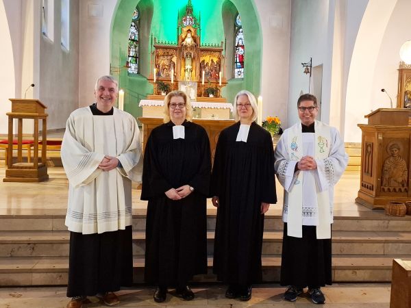 Stellten zur bevorstehenden Bundestagswahl christliche Werte in den Mittelpunkt des ökumenischen Gottesdienstes: Gemeindereferent Markus Kohlenberg, Pfarrerin Renate Jäckel, Pfarrerin Stephanie Lüders, Pfarrer Hubert Werning (v.l.n.r.).