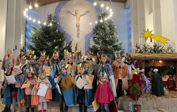 Die Sternsinger 2024 in St. Antonius Brechten.