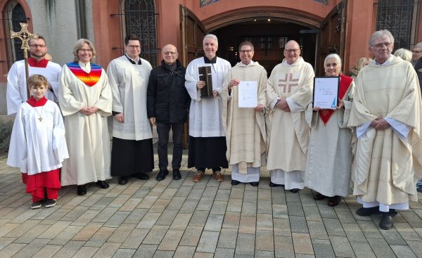 Propst Andreas Coersmeier (3. v.r.) überreichte im Auftrag des Erzbischofs die Pastoralvereinbarung.